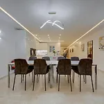 Luxurious And Spacious With Bbq Lejlighed