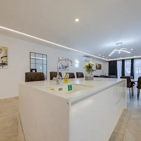 Luxurious And Spacious With Bbq *