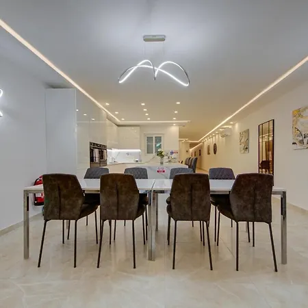 Luxurious And Spacious With Bbq Apartment