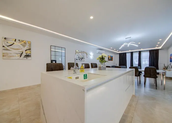 Luxurious And Spacious With Bbq *