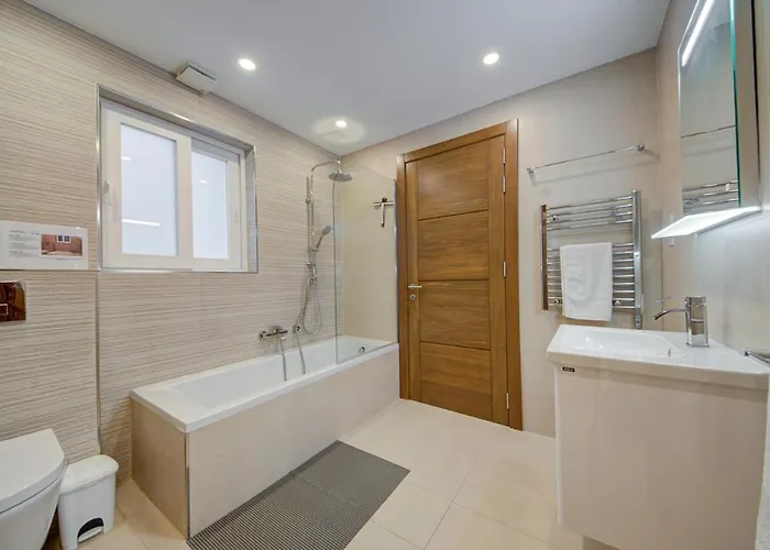 Luxurious And Spacious With Bbq