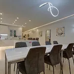 Апартаменты Luxurious And Spacious With Bbq *