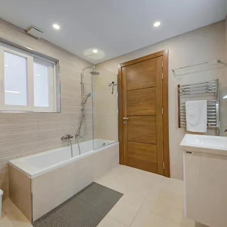 Luxurious And Spacious With Bbq