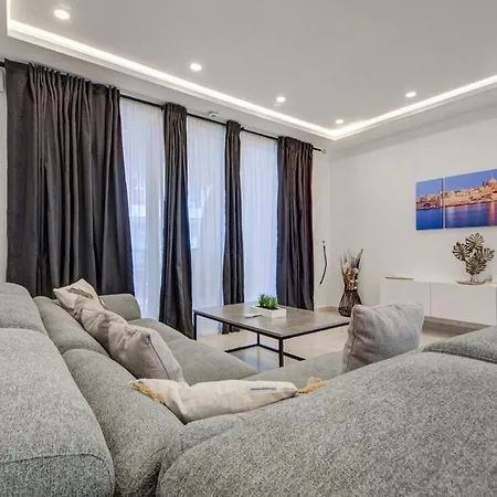 Luxurious And Spacious With Bbq